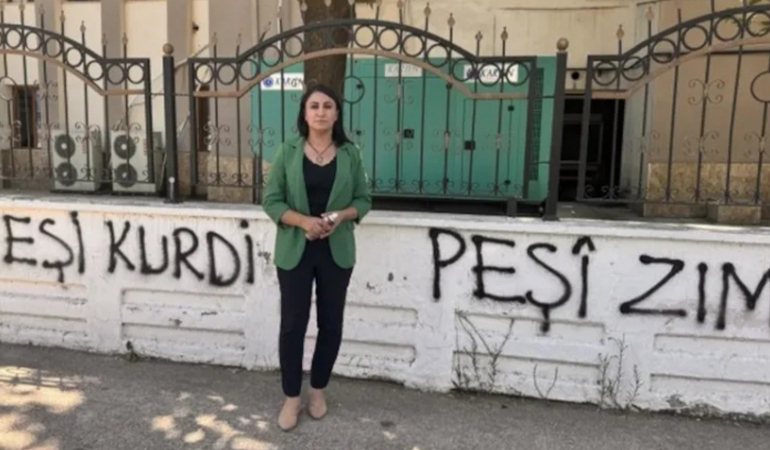 DEM Partili vekil, valilik duvarına Kürtçe yazı yazdı