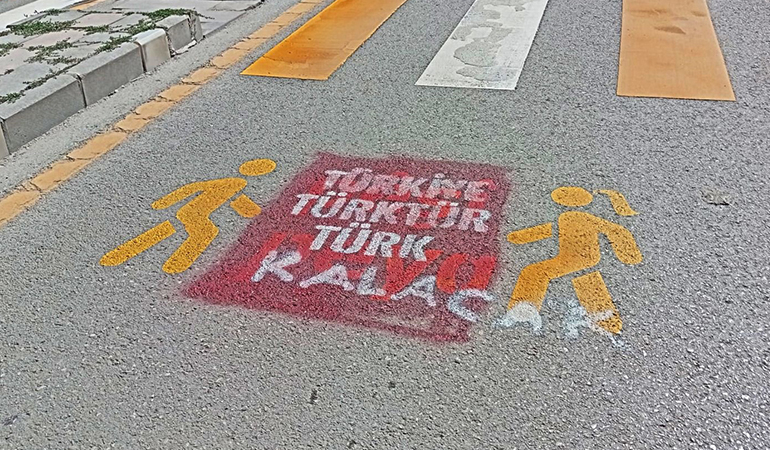 Van’da Kürtçe uyarıların üzerine ‘Türkiye Türk’tür, Türk kalacak’ yazıldı