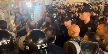 Diyarbakır'da İsrail protestosu; kahve zinciri şubesine taşl