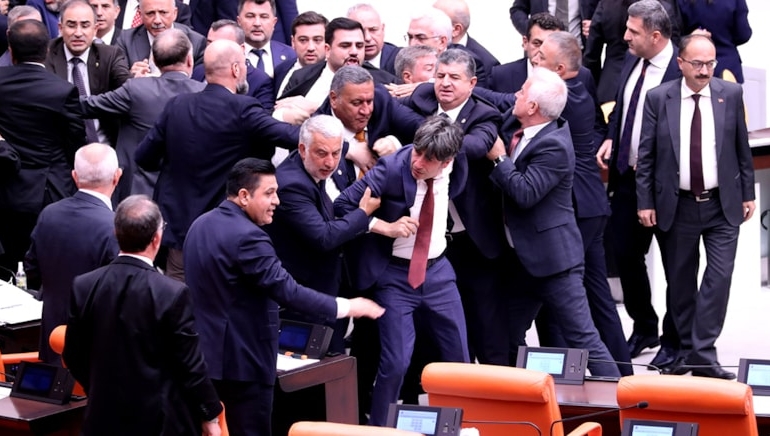 Adil Karaismailoğlu’ndan ‘yumruk’ açıklaması: Sabrın bir sınırı oluyor