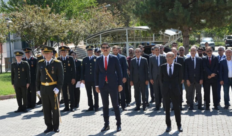 Resmi törene katılmadı, vekili ellerini arkasında bağladı: Şeyh Said’in torunu YRP’li başkandan açıklama