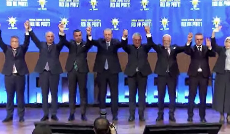Rozetlerini Erdoğan taktı… İşte AKP’ye geçen belediye başkanları ve milletvekilleri