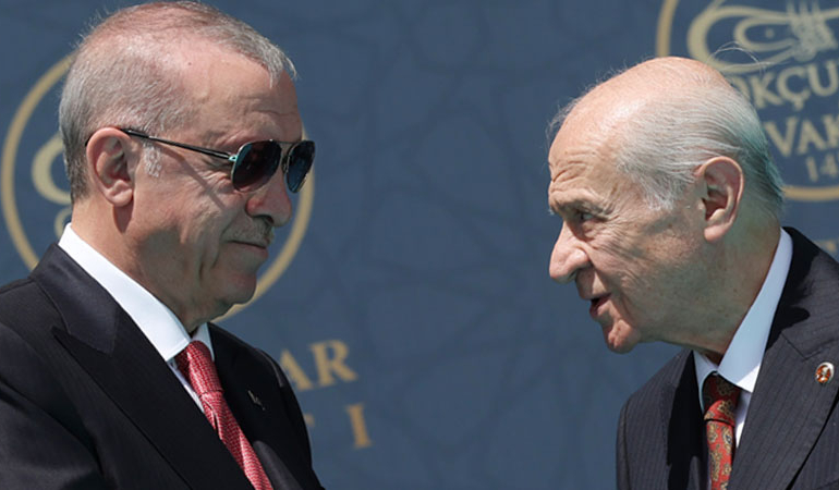 Bahçeli’nin Erdoğan’a yaptığı hareket gündem oldu