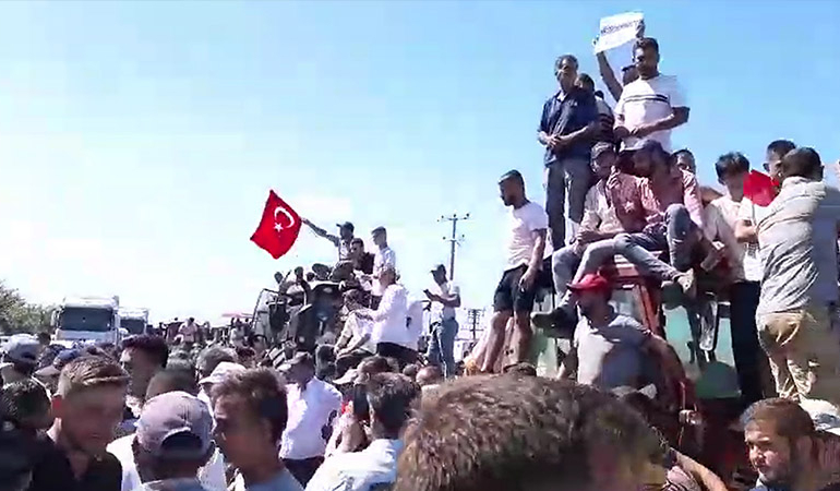 Çiftçiler fiyatlara isyan etti, traktörleriyle yolu trafiğe kapattı