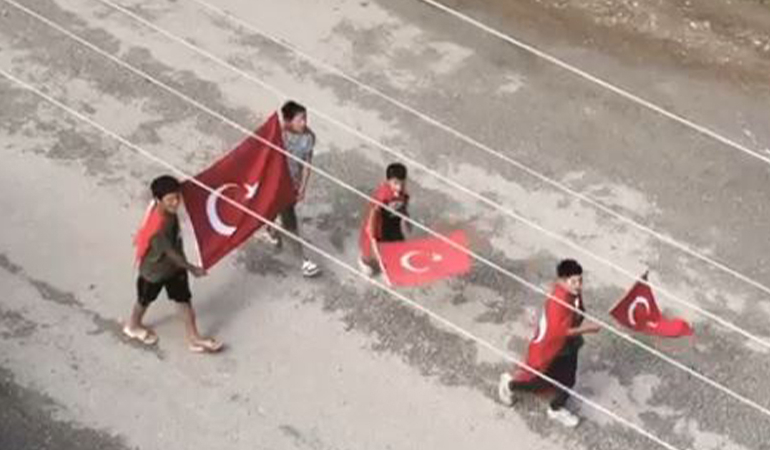 Tokat’ta 4 çocuk, Türk bayrağı açıp ‘Şehit’ türküsü söyledi