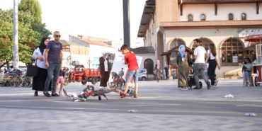 Atatürklü, Türk bayraklı devrilmiş portreyi gören kaldırd