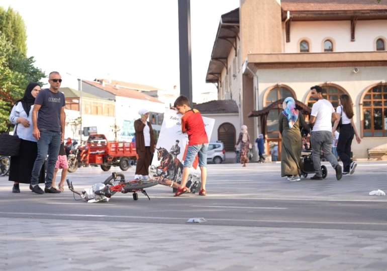 Düzce’de sosyal deney… Atatürklü, Türk bayraklı devrilmiş portreyi gören kaldırdı