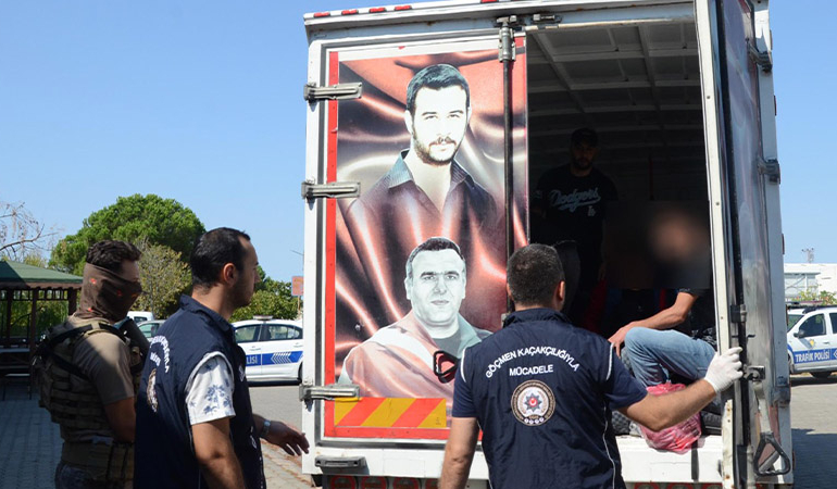 Üzerinde şehitlerin fotoğrafları bulunan kamyonetten 67 kaçak göçmen çıktı