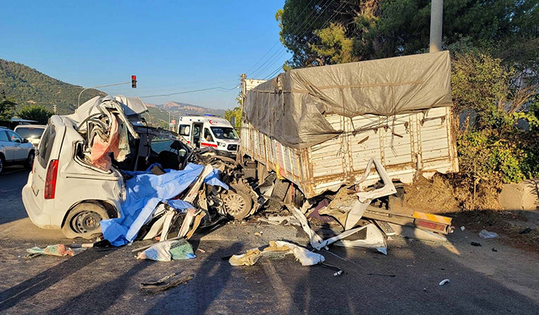Manisa’da düğün dönüşü korkunç kaza: 4 ölü, 3 yaralı