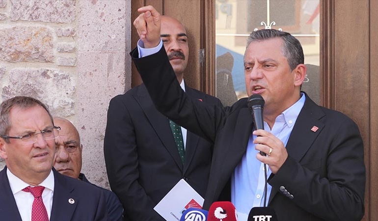 Özgür Özel: CHP’de tartışma yok, belediye başkanlarımızla etle tırnak gibiyiz