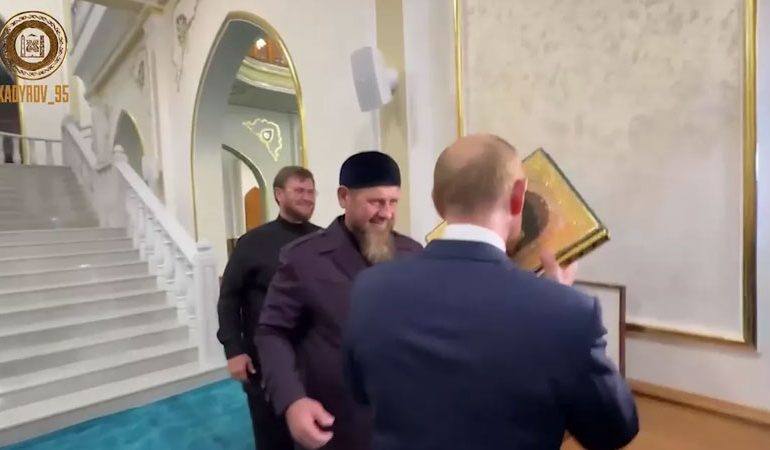 Putin yıllar sonra Çeçenistan’da: Kur’an-ı Kerim öptü