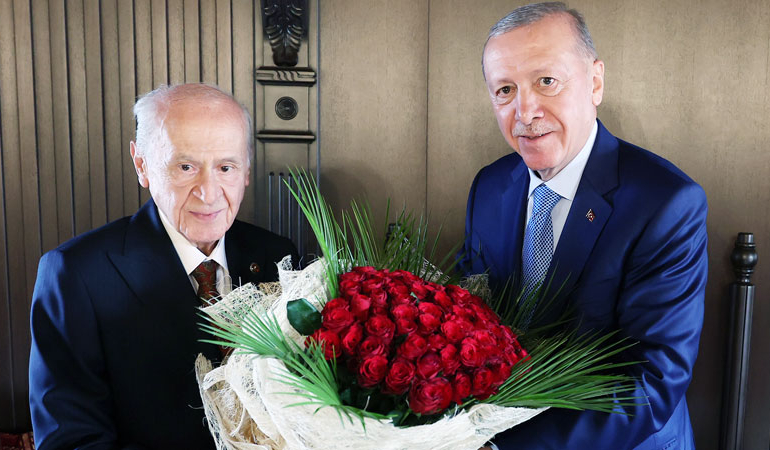 Gelenek sürüyor: Erdoğan Bahçeli’ye yaşı kadar gül hediye etti