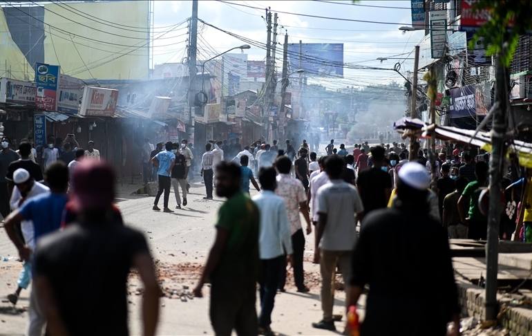 Bangladeş karıştı: Göstericilerin konutunu bastığı başbakan kaçtı