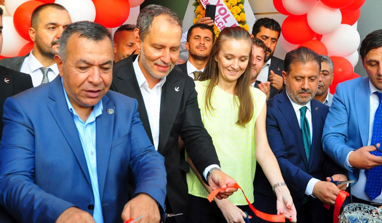CHP’li belediye başkanı Gülşah Durbay, Yeniden Refah Partisi’nin açılışına katıldı