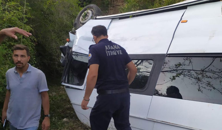 Adana’da okul servisi devrildi: Öğrenciler yaralı