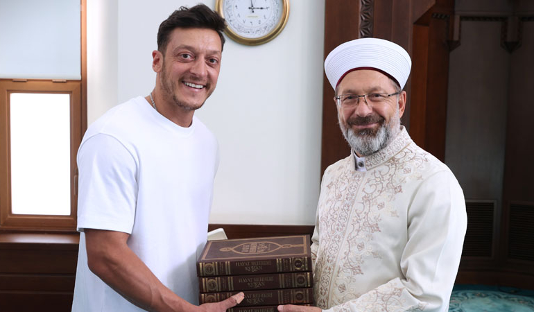 Ali Erbaş Mesut Özil’le buluştu