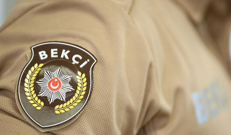 Bekçi, kendisini bıçaklayan çocuğu tabanca ile ayağından vurdu