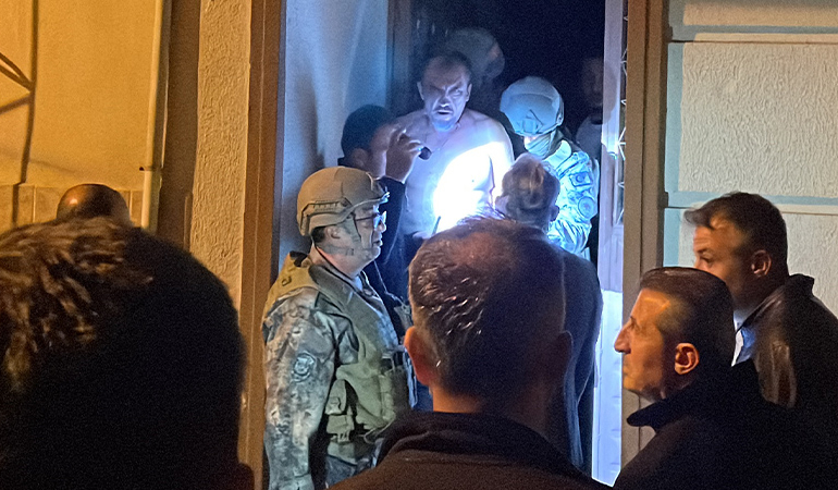 Eski boksör komşularını rahatsız edip polislere silah çekti!