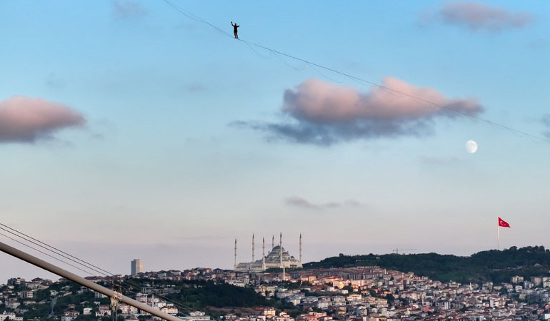 İstanbul Boğazı’nda rekor: Jaan Roose Asya’dan Avrupa’ya ip üstünde geçti!