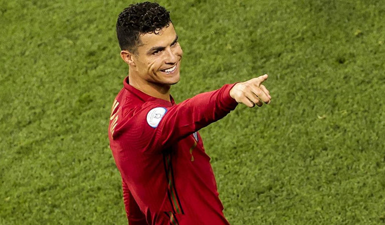 Ronaldo futbol tarihine geçti