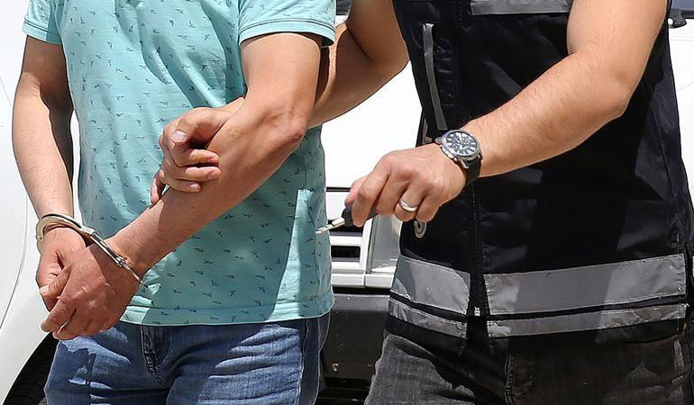 Adana’da eşi direksiyon sınavını geçemeyen adam öğretmenin burnunu kırdı