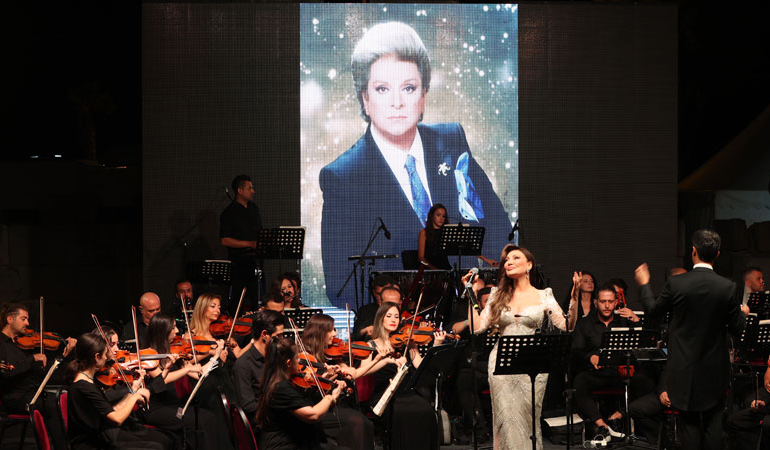 Zeki Müren şarkılarıyla anıldı