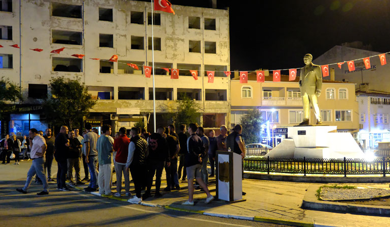 Atatürk heykeline saldırı girişimi: Yurttaşlar nöbete durdu