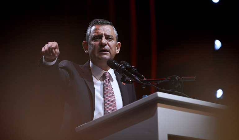 Özgür Özel’den ‘yenidoğan çetesi’ çıkışı: Partide tutan namussuzdur, şerefsizdir