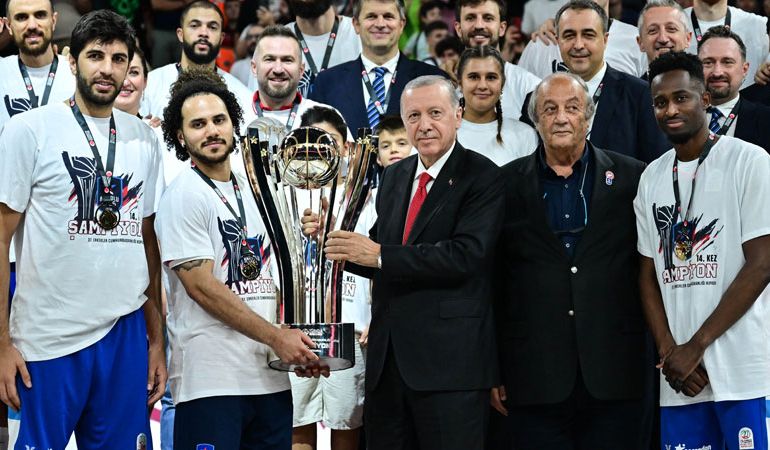 Anadolu Efes, Fenerbahçe Beko’yu 1 farkla devirdi: Kupa Erdoğan’dan