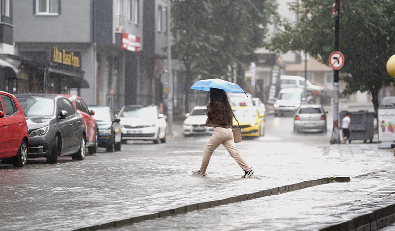 Meteoroloji’den İstanbul dahil çok sayıda il için sağanak uyarısı