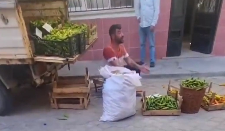 Mallarına el konulan seyyar satıcı gözyaşlarını tutamadı
