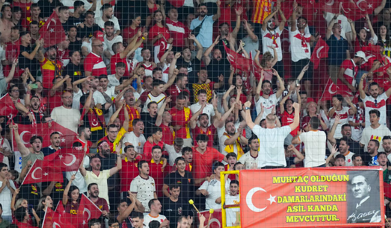 Milli maçta ‘Mustafa Kemal’in askerleriyiz’ sloganı