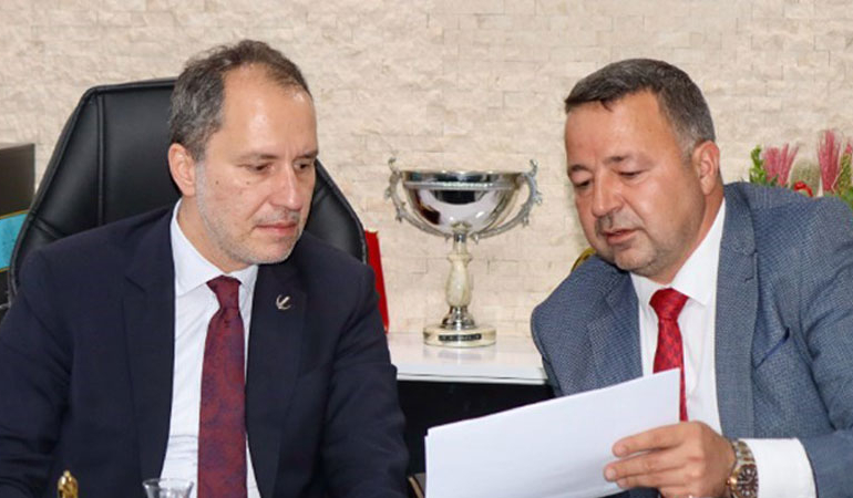 Yeniden Refah’ta yaprak dökümü sürüyor: Bir belediye başkanı daha istifa etti