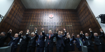 akpye-katilan-13-isme-rozetlerini-cumhurbaskani-erdogan-takti-uaco