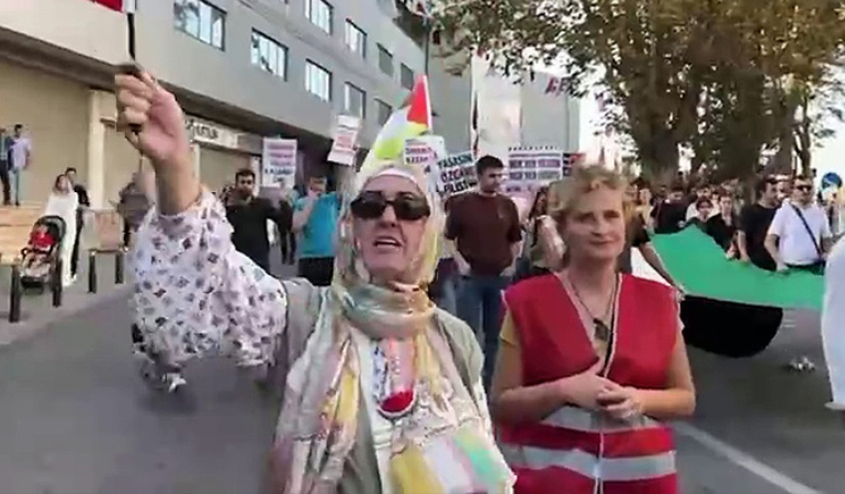 Filistin’e destek yürüyüşünde Türk bayrağı sallayan kadın alandan uzaklaştırıldı