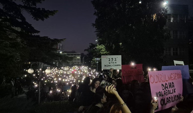 Boğaziçi Üniversitesi’nde ‘Ayşenur ve İkbal’ protestosu: Polis ve güvenlik barikat çekti