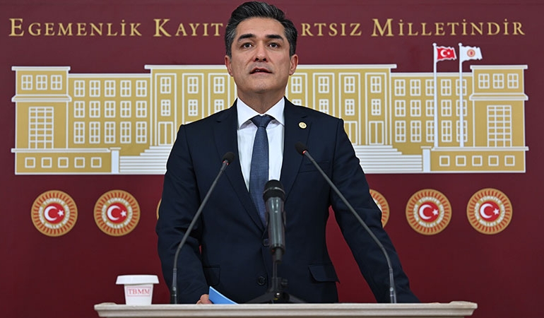 İYİ Parti’den ‘Ahmet Özer’ açıklaması: Sürekli el yükselten Özgür Özel’e sormak gerek…