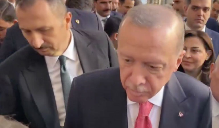 Gazeteci Erdoğan’a sordu… Yanıtı A Haber Muhabiri verdi