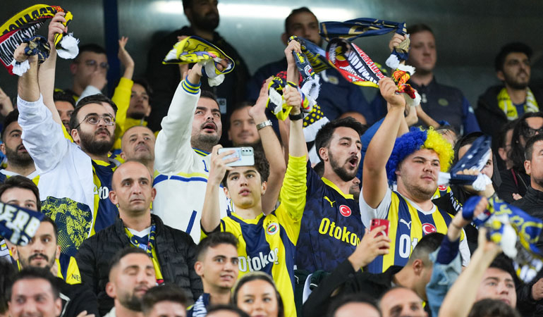 Fenerbahçe tribünlerinden ‘Öcalan’ yanıtı: Terörist Meclis’te konuşma mı yapar?