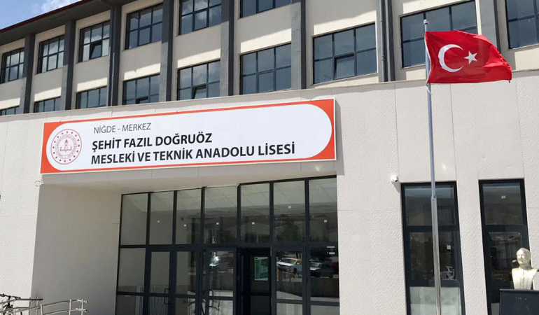 Lisede ‘deney’ kazası: Sülfürik asit sıçrayan öğrenciler hastanede!