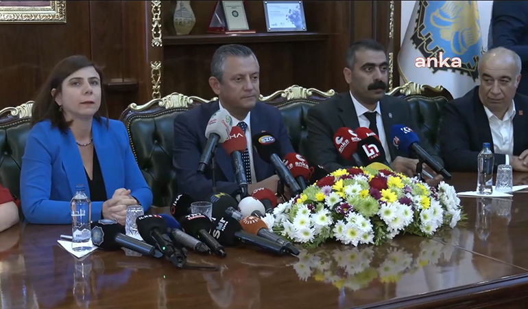 TUSAŞ şehitleri için ‘ciğerimiz yandı’ diyen Özgür Özel, basın açıklamasının bitiminde DEM Partili başkana ‘şaka’ yaptı!