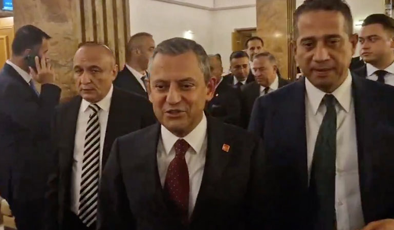 Özgür Özel’den ‘Cumhurbaşkanını ayakta karşılama’ açıklaması