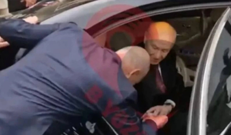 Süleyman Soylu elini öpmek istedi, Devlet Bahçeli izin vermedi