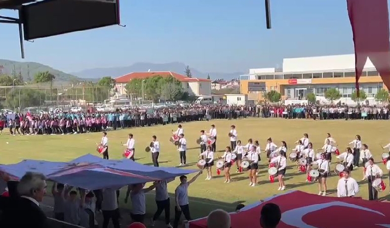 Muğla’da Atatürksüz 29 Ekim töreni… Öğrencilere Erdoğan’ın fotoğrafı taşıtıldı!