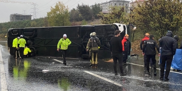 Esenler’de yolcu otobüsünün devrilmesi sonucu 2 kişi öldü, 15 kişi yaralandı
