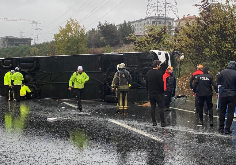 İstanbul’da yolcu otobüsü devrildi: Ölü ve yaralılar var!