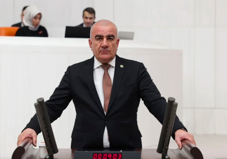 Emeklilerle ilgili önerge için kürsüye çıkan AKP’li vekil deprem konutlarını anlattı