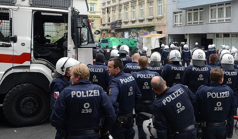 Avusturya’da Nazi propagandası yapan 2 polis hakkında karar