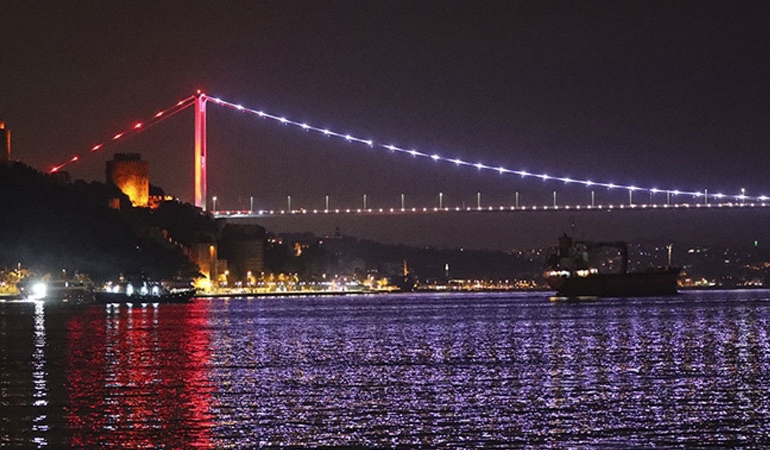 İstanbul Boğazı’nda gemi trafiği çift yönlü askıya alındı