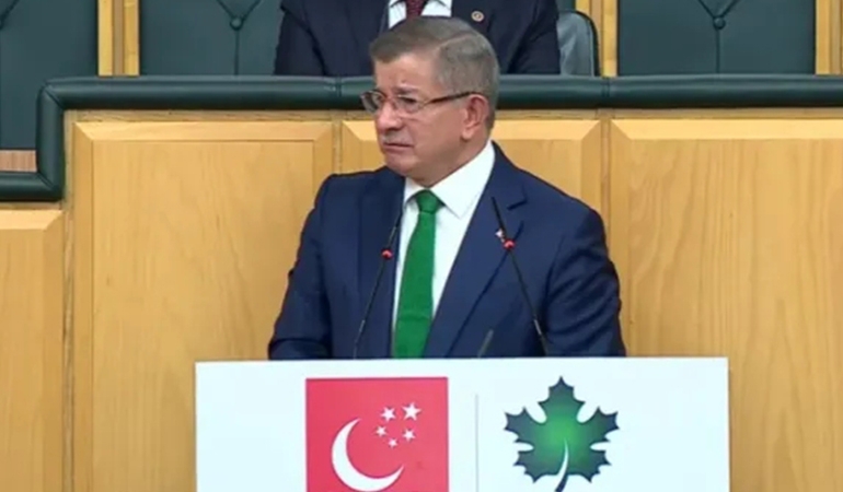 Ahmet Davutoğlu kürsüde ağladı: ‘Alnı secdeye düşenlerin iktidarında bunları mı yaşayacaktık?’